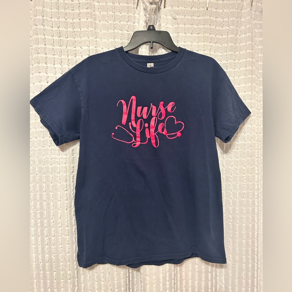 Gildan Women’s Medium Navy Blue  T-Shirt with Pink‎ Nurse Life Design